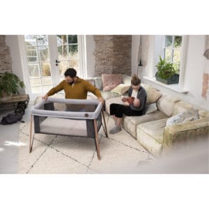 MC2006 2020 maxicosi home Iris Lifestyle indoor Dadlookingattrav