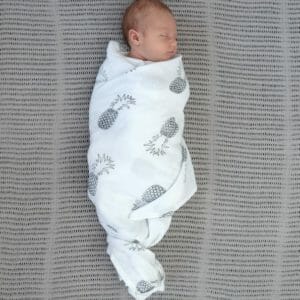 Mama Designs LARGE MUSLIN SWADDLES MONO PINEAPPLE