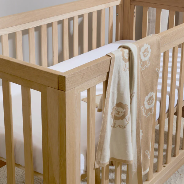Clairdelunemarch240085oakcotbed.withlionblanket B2903c70 4896 4504 8043 4d19adef4fce 600x