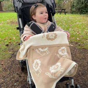 Lionknittedblanket Lifestyle4 600x