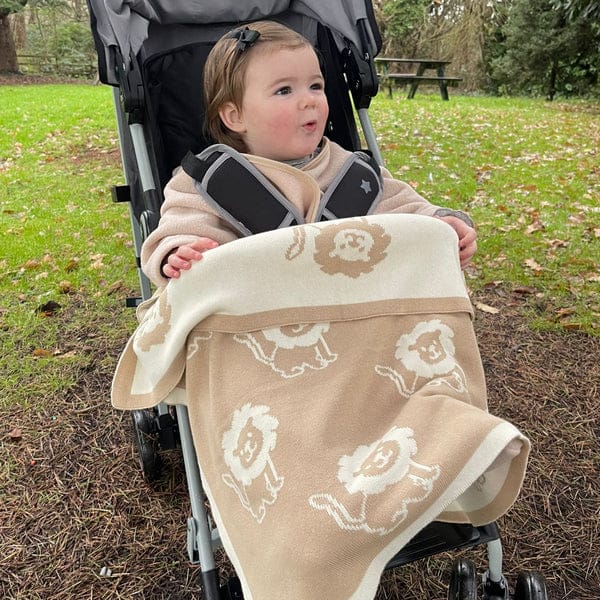 Lionknittedblanket Lifestyle4 600x